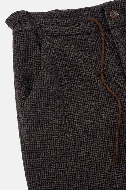 Side gathers pants
